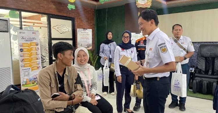 Direktur Utama KAI Tinjau Layanan Pelanggan di Cirebon pada Posko Angkutan Lebaran 2026