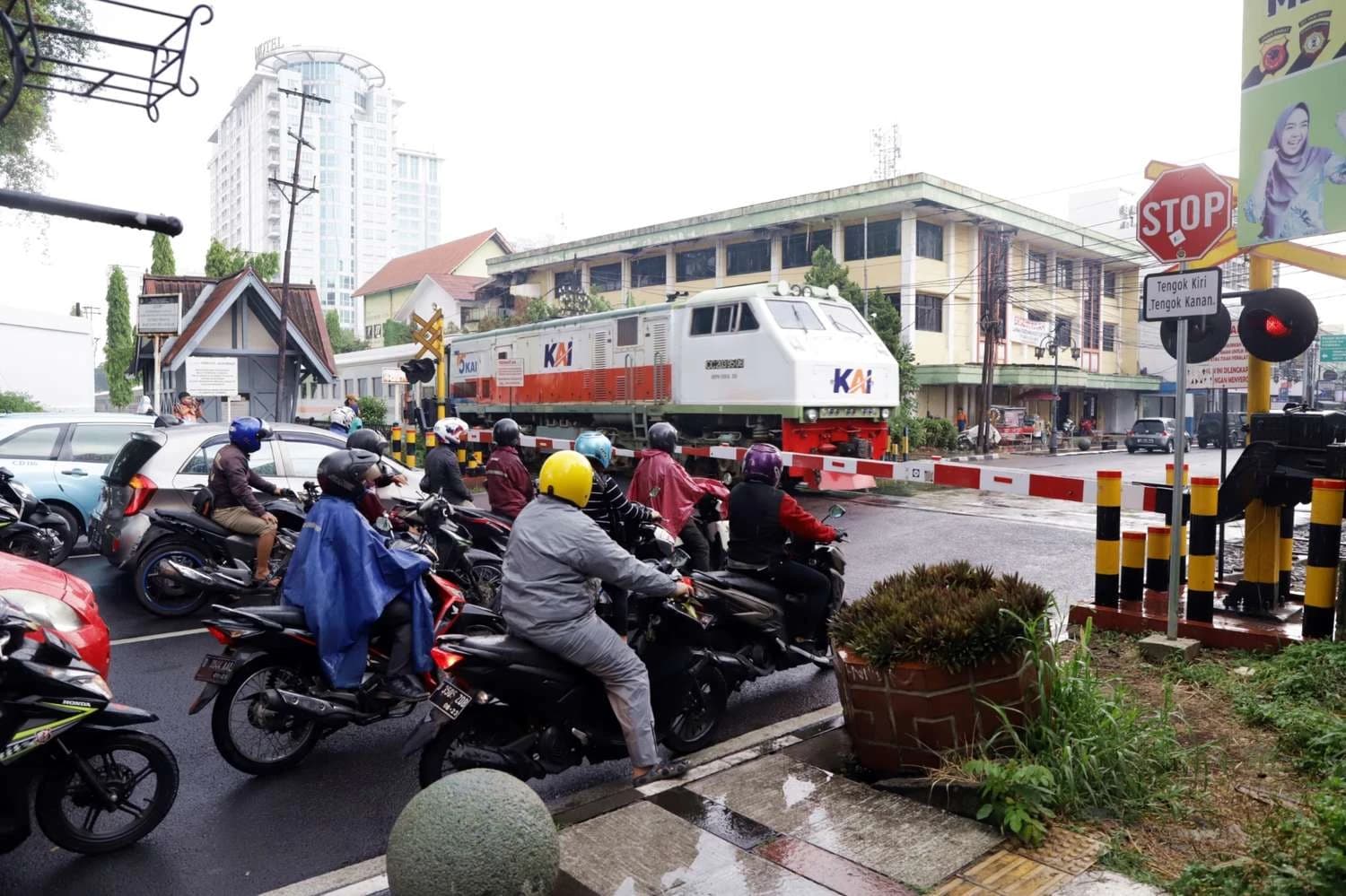 Berhenti Sejenak di Perlintasan, Menjaga Keselamatan Banyak Perjalanan