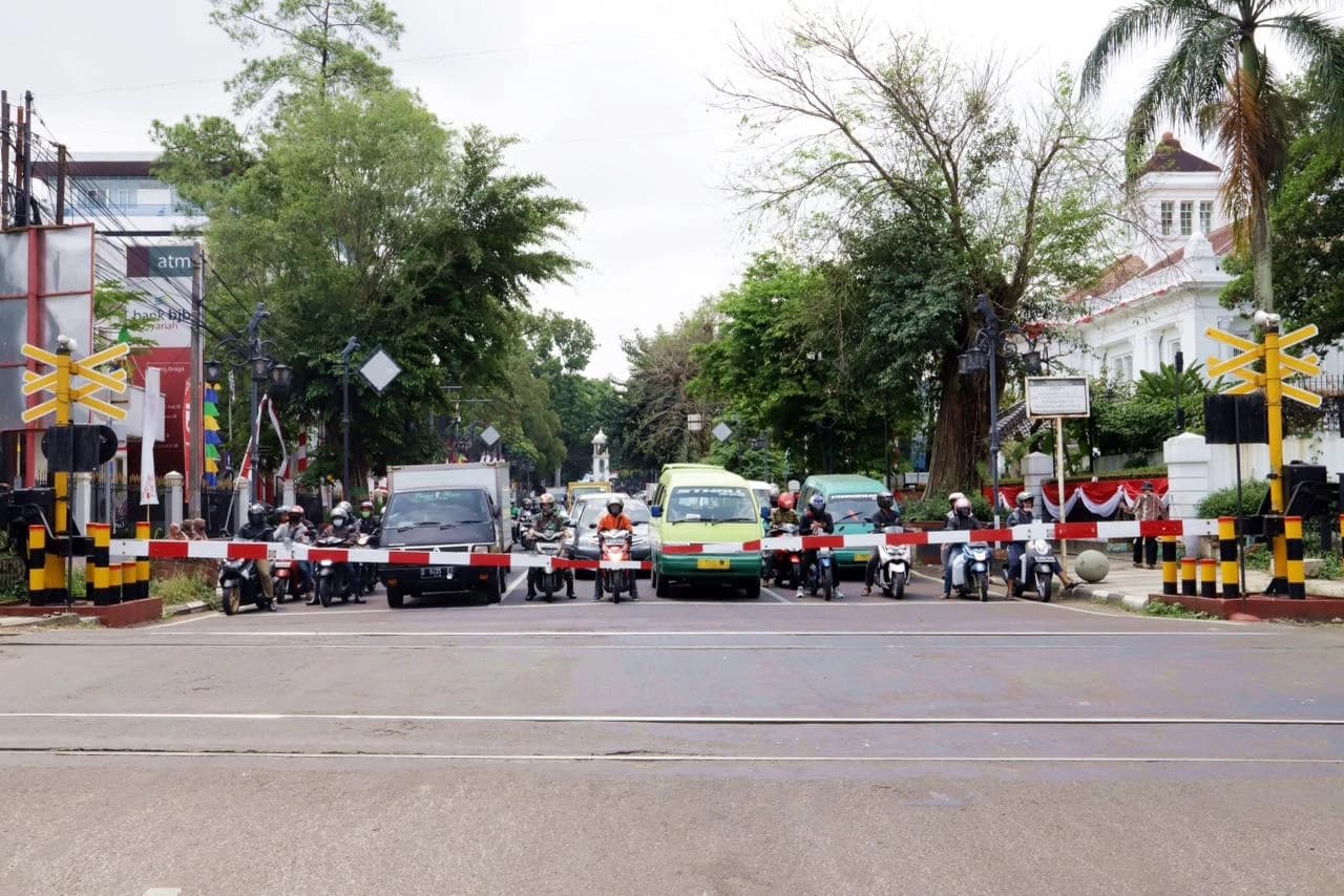 Weekend Bepergian? Tengok Kanan-Kiri Sebelum Melintas Rel Kereta Api