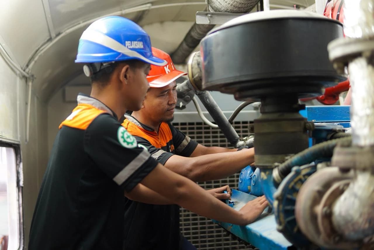 Saat Semua Terlelap, Operasional Kereta Api Tetap Bergerak