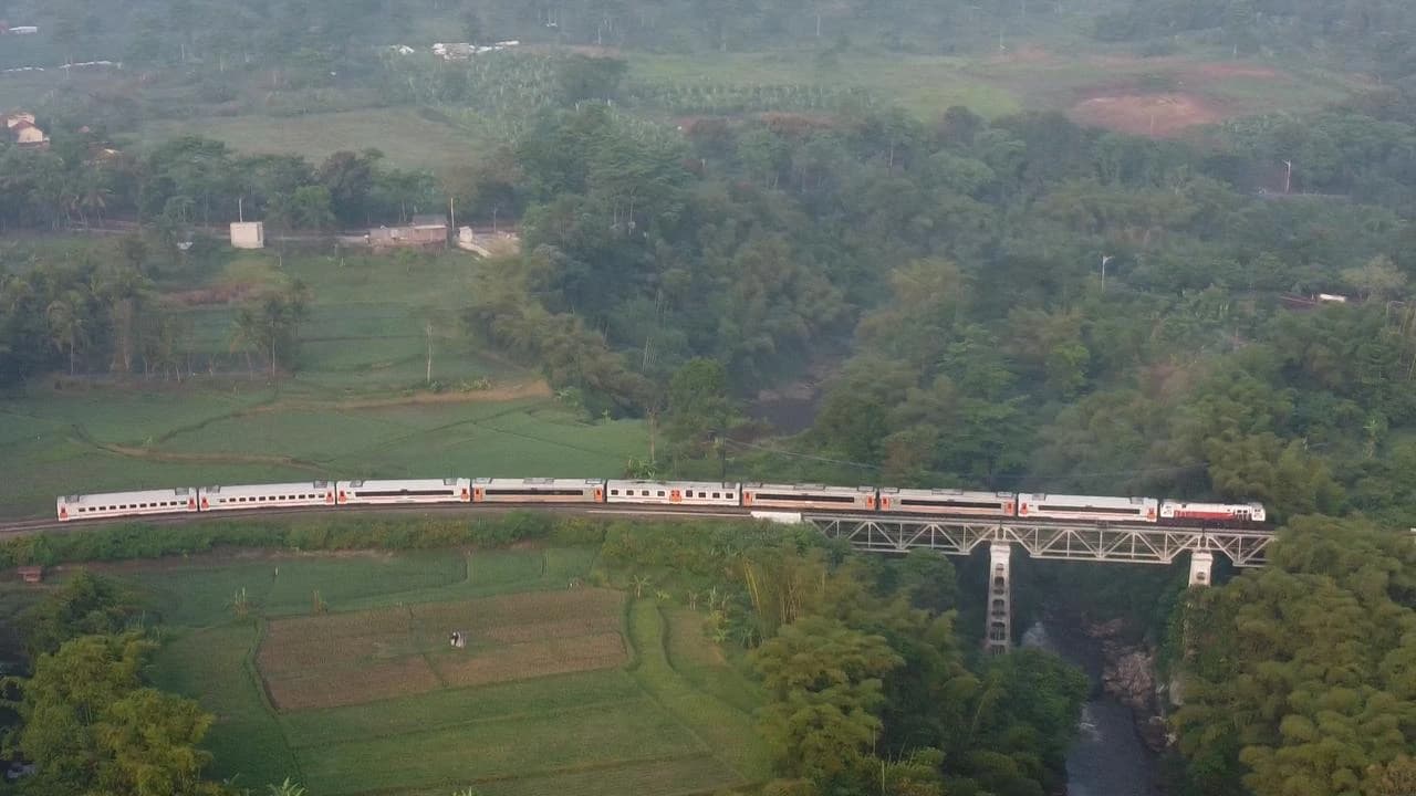 KA Cikuray Terus Tumbuh, Menghubungkan Garut yang Kaya Hasil Bumi dengan Jakarta yang Menjadi Pusat Aktivitas Masyarakat