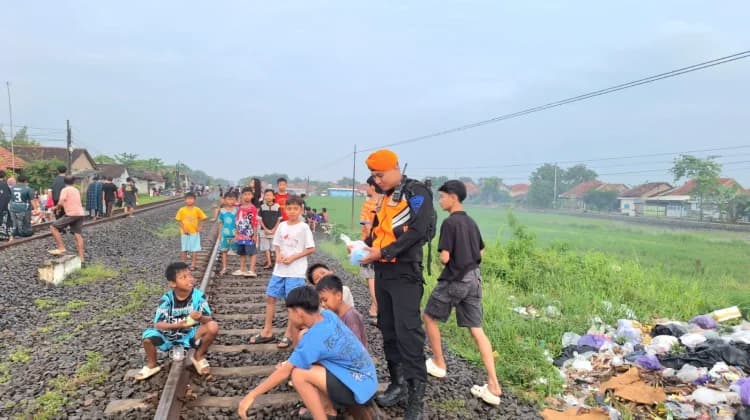 Menikmati Libur Panjang dengan Aman, KAI Ajak Masyarakat Menjaga Keselamatan di Sekitar Jalur Kereta Api