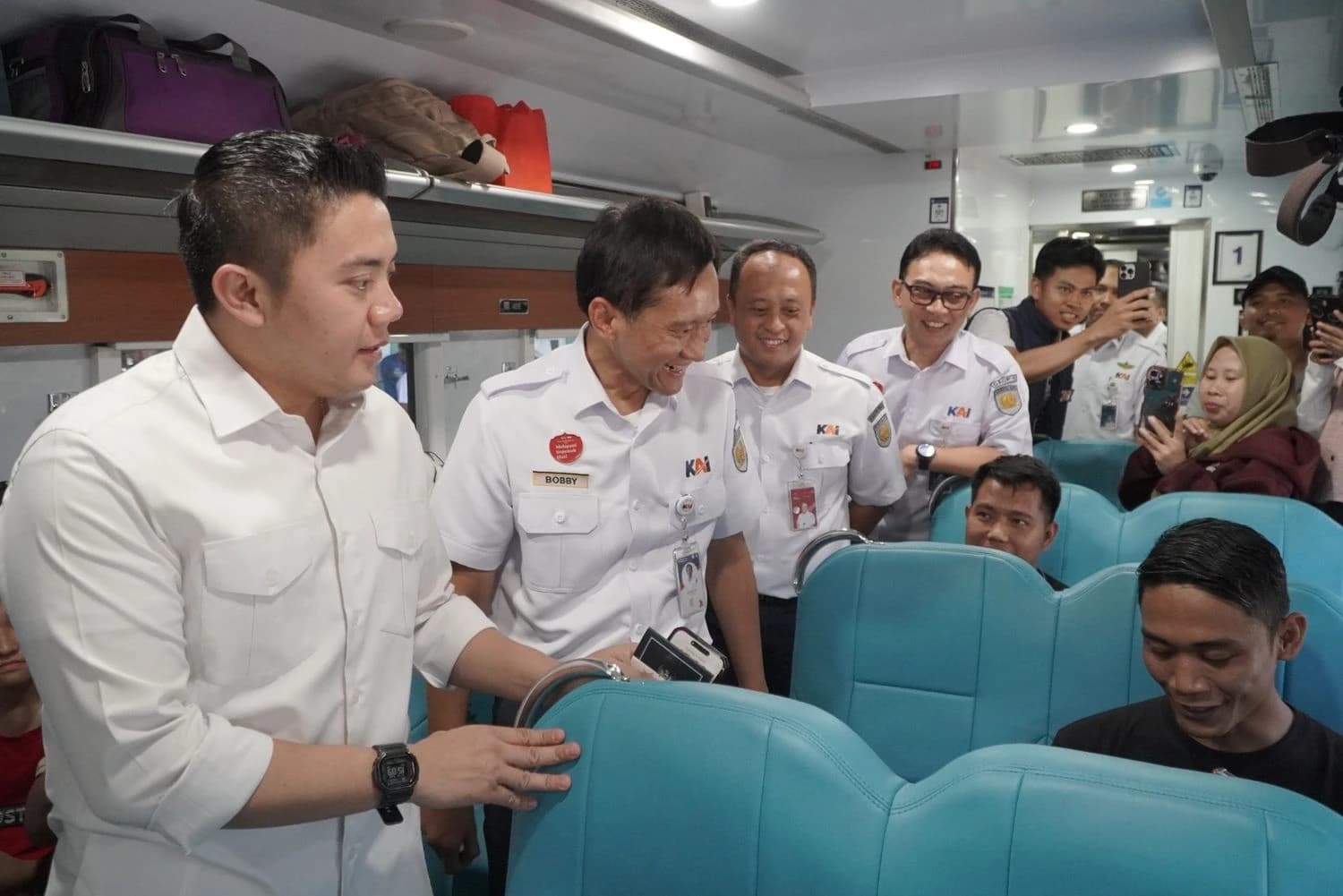 Sekretaris Kabinet Menyapa Pemudik di Pasarsenen, Kereta Ekonomi Kerakyatan KAI Jadi Pilihan
