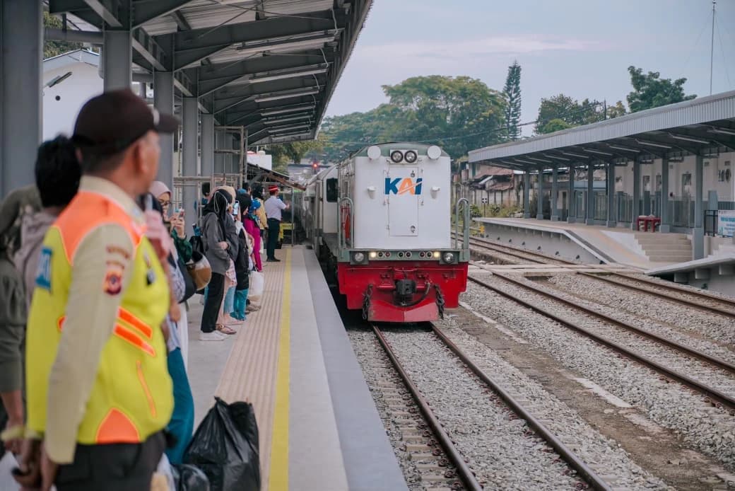 Makin Ramai Naik Kereta, Pelanggan KA Lokal Bandung Raya Tembus 11,87 Juta