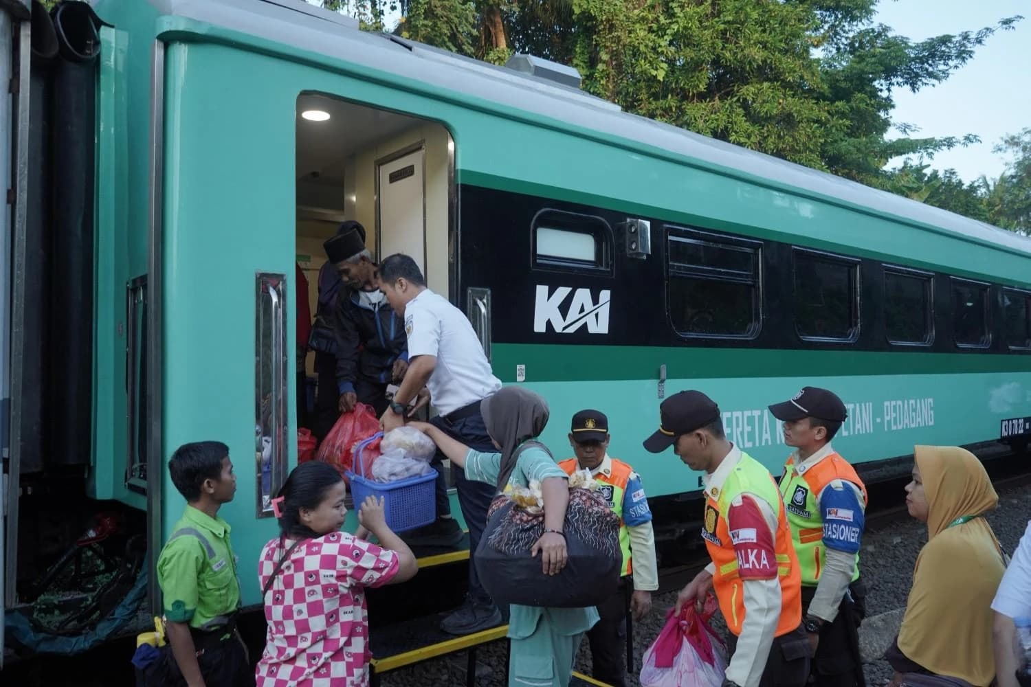 KAI Catat 43 Ribu Pelanggan Kereta Petani dan Pedagang, Tarif Cuma Rp3.000