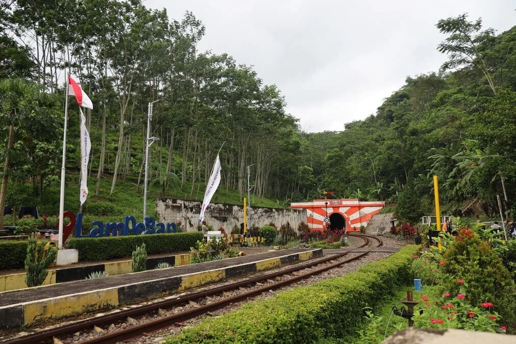 Menelusuri 10 Terowongan Kereta Api Bersejarah di Indonesia