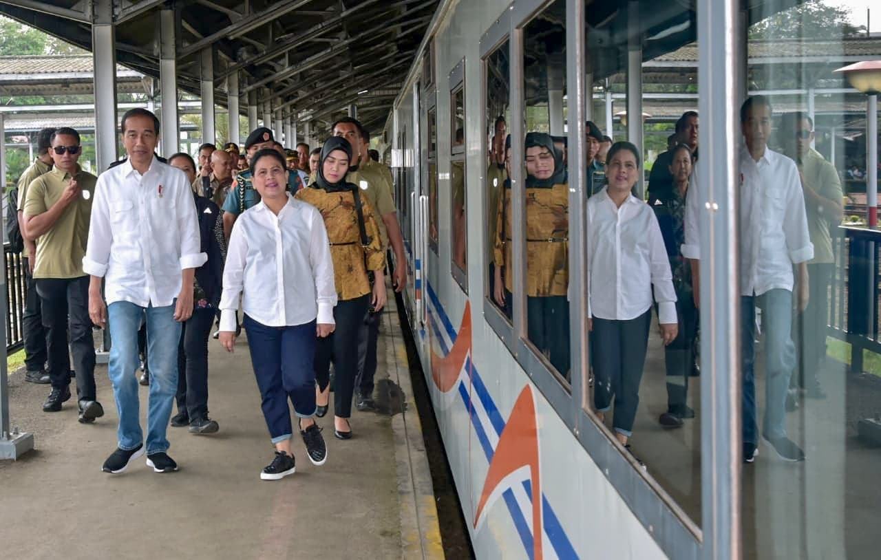 Kunjungi Stasiun Cibatu, Jokowi Bahas Sejumlah Reaktivasi Jalur KA di Jabar